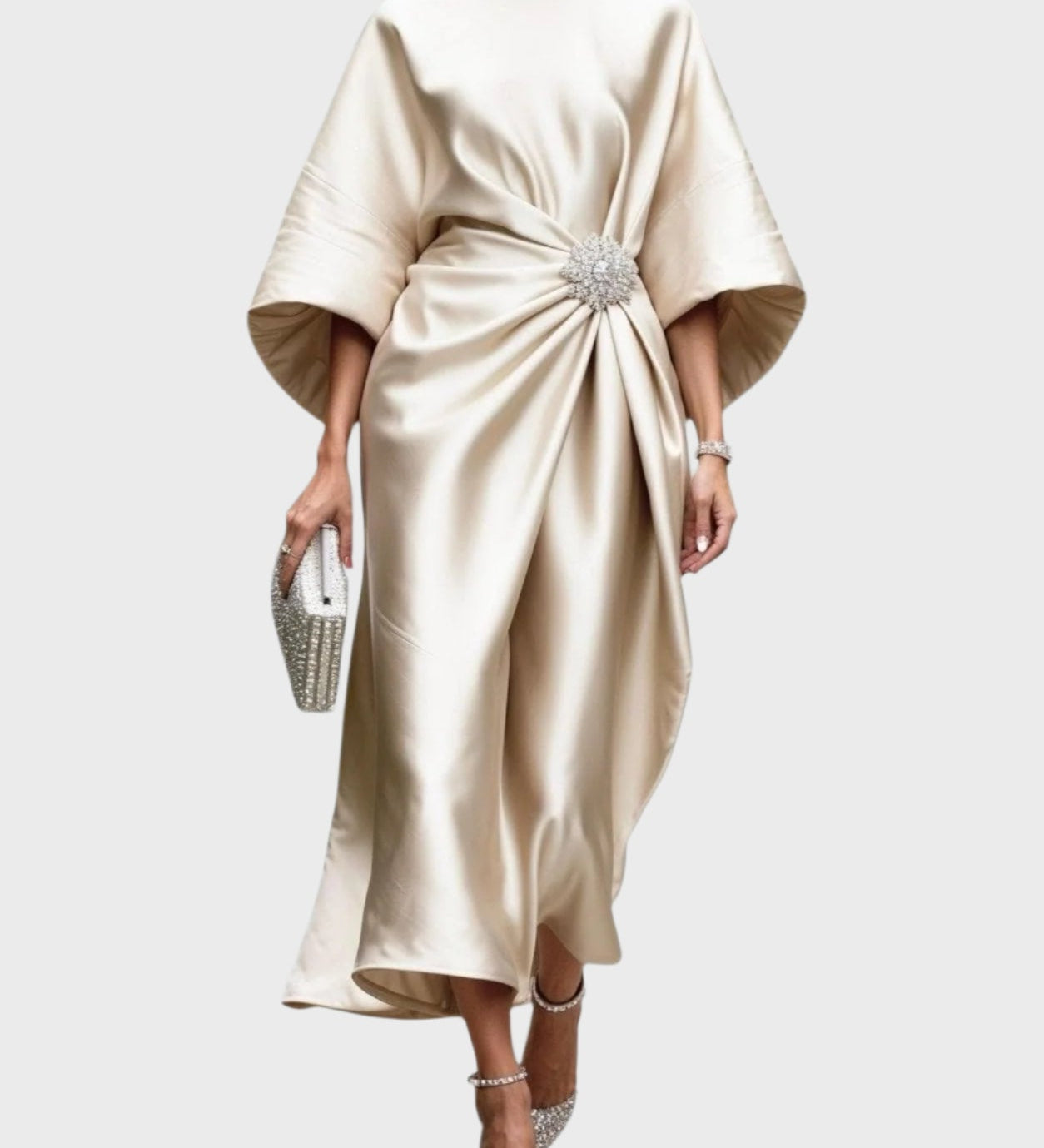 Весела - рокля със странно плисиране и декоративна катарама