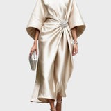 Весела - рокля със странно плисиране и декоративна катарама