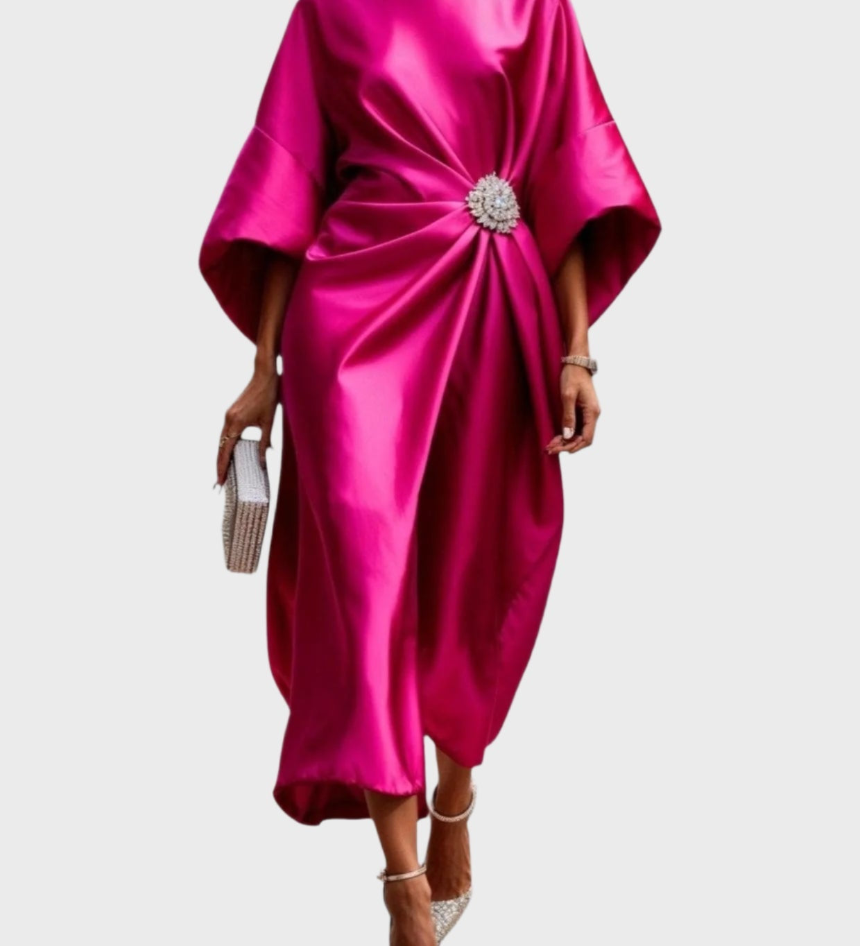 Весела - рокля със странно плисиране и декоративна катарама