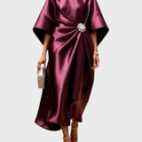 Весела - рокля със странно плисиране и декоративна катарама