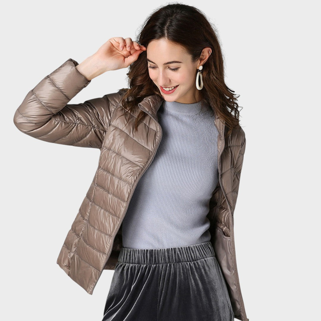 Радостина - Ултра лека пухенка с елегантни надигания