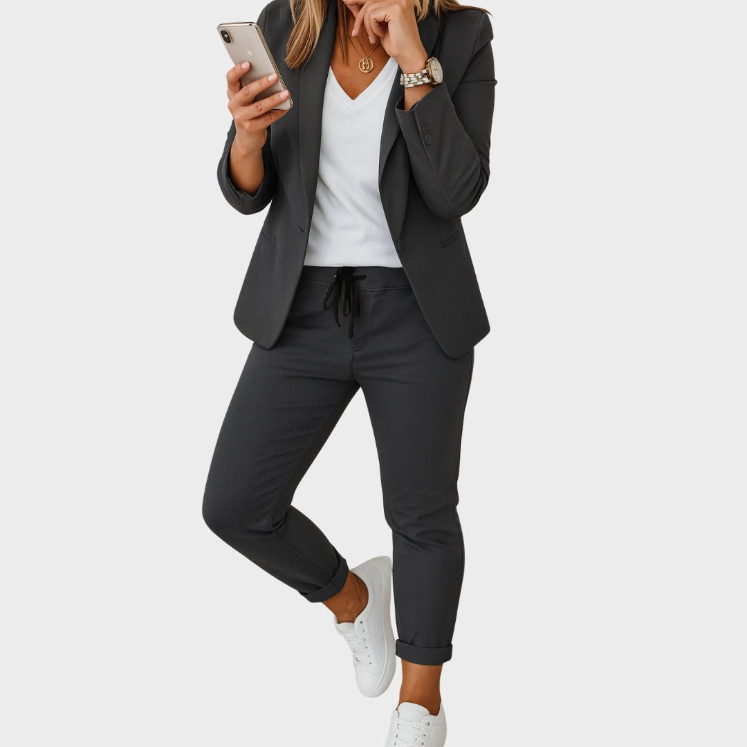 Виктория - Софистиран Костюм