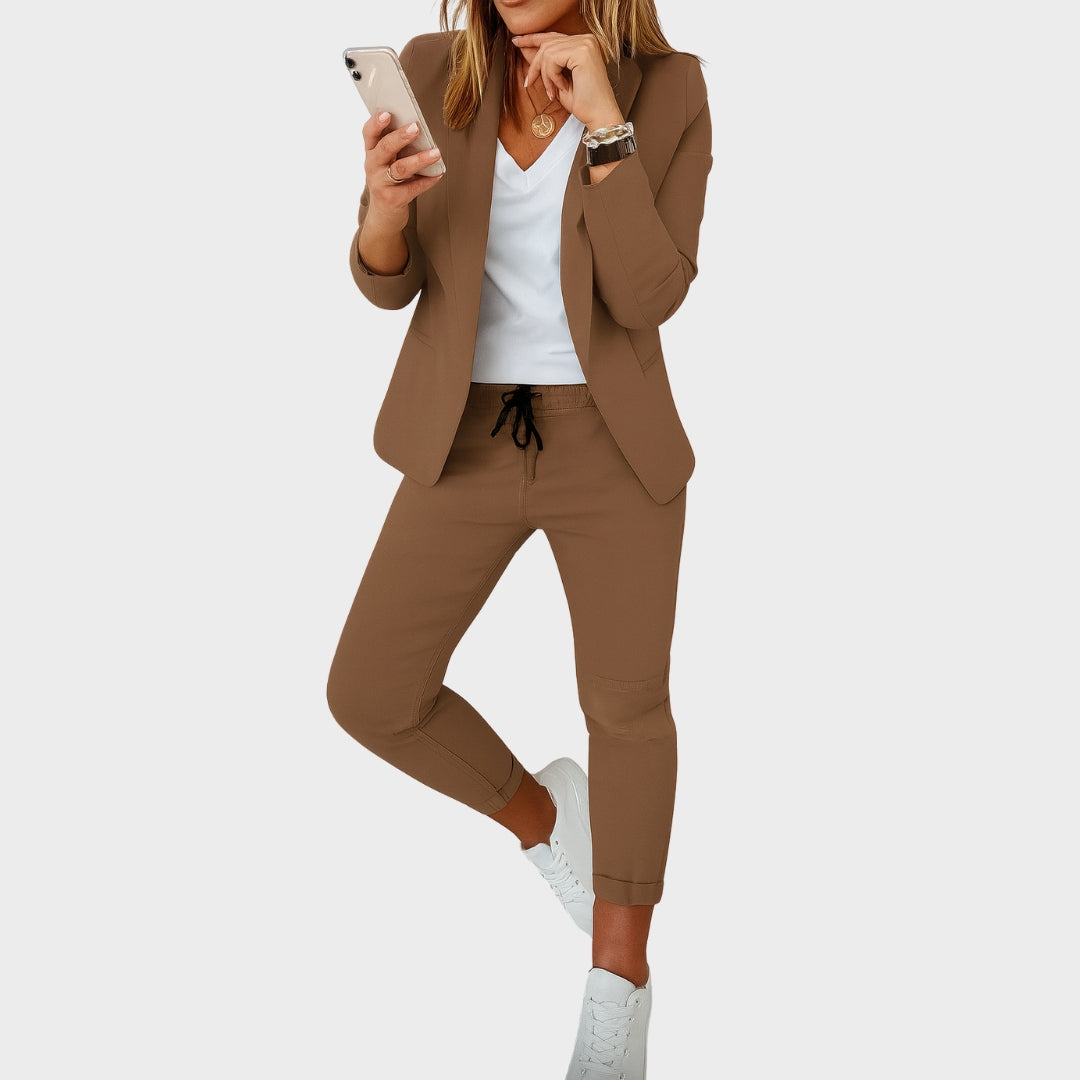 Виктория - Софистиран Костюм