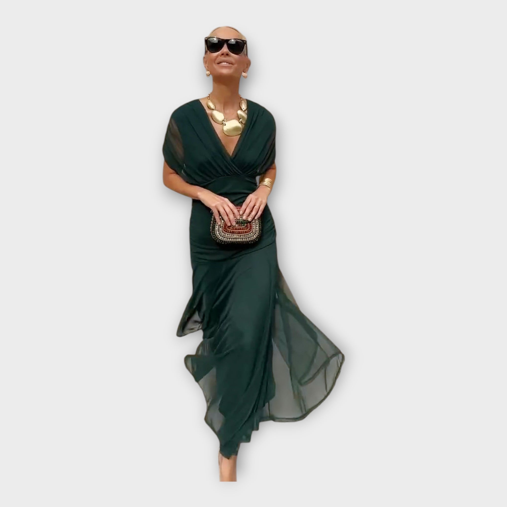 Калина - Въздушна Рокля с Впечатляващ Изрез