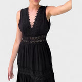 Радостина - Елегантна Чипкова Рокля с V-Изрез