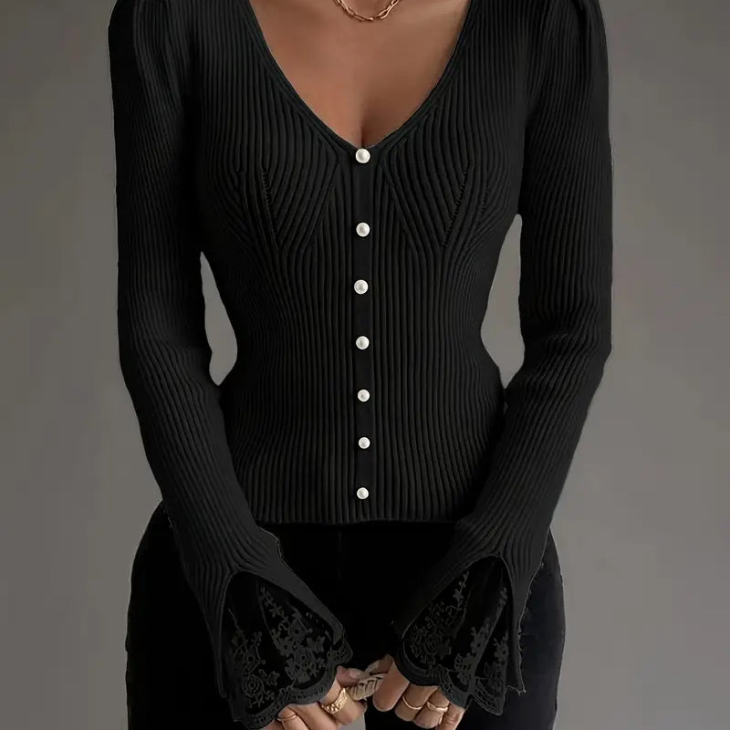 Весела - Пуловер с В-образно деколте и дантелени ръкави