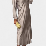 Даниела - Плавна Рокля с V Изрез и Дълги Ръкави