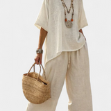 Катя - Цялостен минималистичен Daisy в естествени нюанси с oversized тениска и широки панталони за прост и елегантен стил