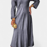 Даниела - Плавна Рокля с V Изрез и Дълги Ръкави