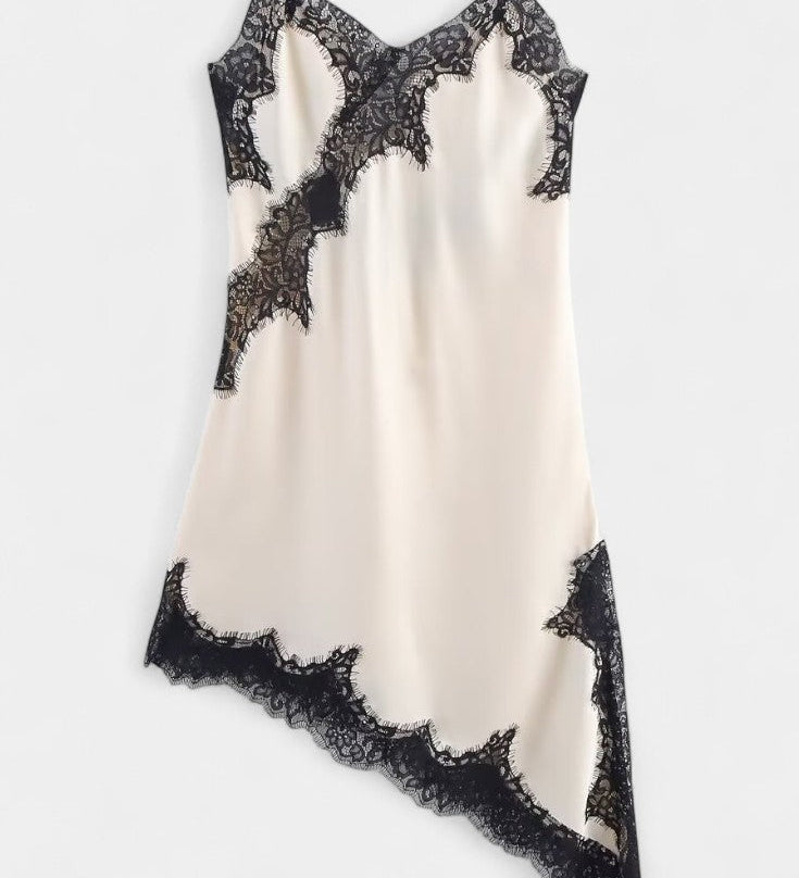 Гергана - Мини Рокля с Презрамки и Дантела