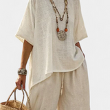 Катя - Цялостен минималистичен Daisy в естествени нюанси с oversized тениска и широки панталони за прост и елегантен стил