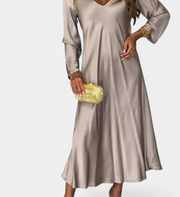 Даниела - Плавна Рокля с V Изрез и Дълги Ръкави